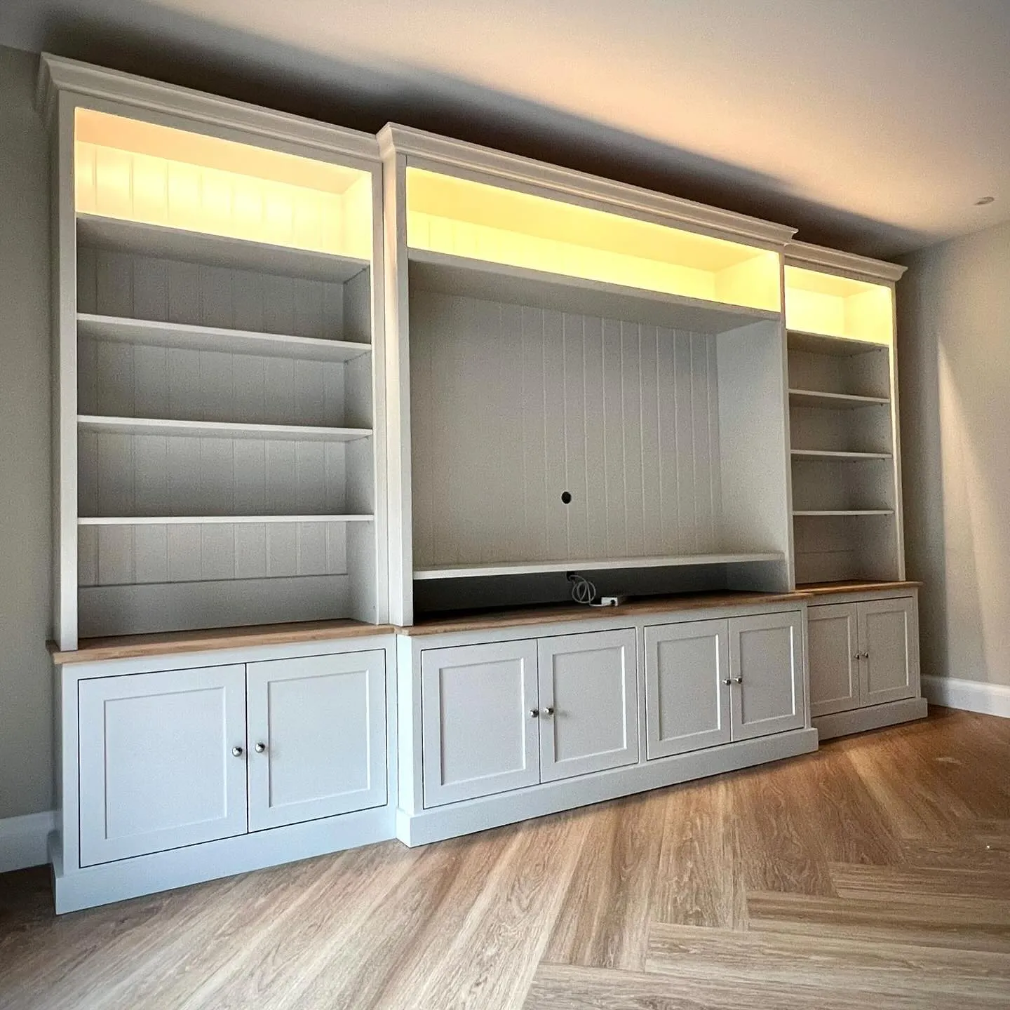 Grand TV & Media Bookcase Unit